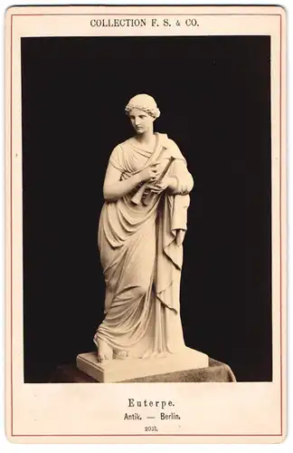 Fotografie Collection F. S. & Co., Ort unbekannt, Statue: Euterpe