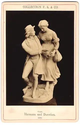 Fotografie Collection F. S. & Co., Ort unbekannt, Statue: Hermann und Dorothea, nach Cauer