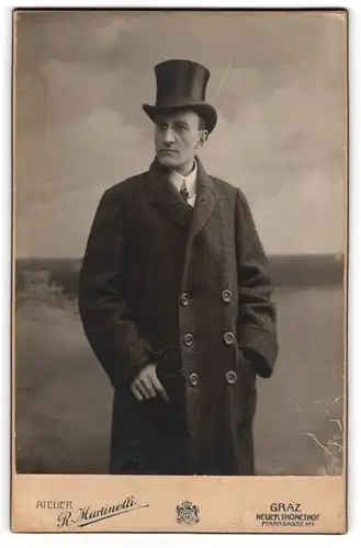 Fotografie R. Martinelli, Graz, asketischer Herr im Wintermantel mit Zylinder, mageres Gesicht, 1916
