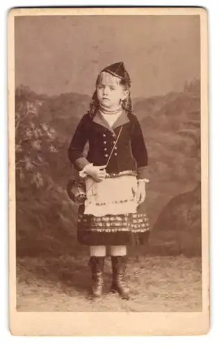 Fotografie C. Hirsmüller, Emmendingen, niedliches kleines Mädchen in Samtjacke und Rock mit Schiffchen, Handtasche