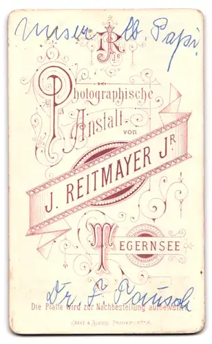 Fotografie J. Reitmayer Jr., Tegernsee, Herr Dr. F. Rausch in bayrischer Tracht mit Lederhose und Wanderstock