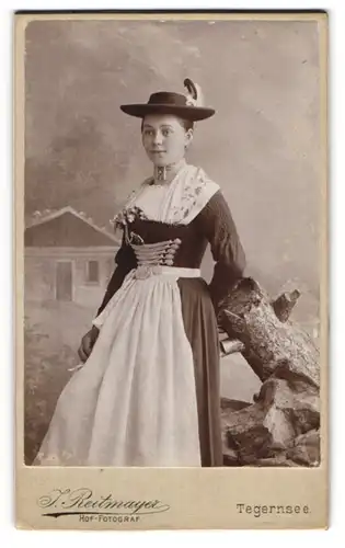 Fotografie J. Reitmayer, Tegernsee, junge Frau Jäger im Trachtenkleid Dirndl vor einer Studiokulisse