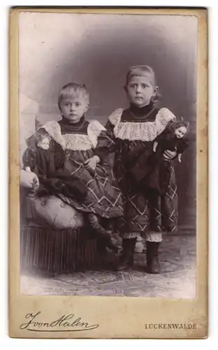 Fotografie F. von Halen, Luckenwalde, zwei kleine Mädchen mit ihren Puppen im Atelier