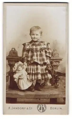 Fotografie A. Jandorf & Co., Berlin, niedliches Mädchen mit ihrer Puppe auf der Bank