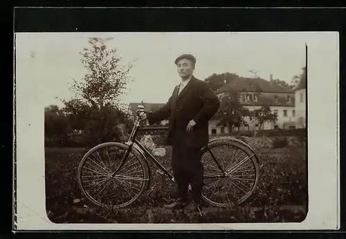 AK Herr im Anzug mit Mütze mit Fahrrad