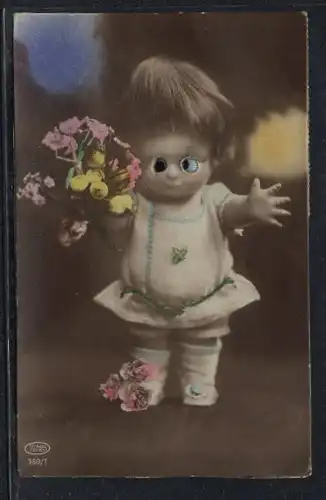 Glasaugen-AK Puppe mit Blumensträusschen und Glasaugen