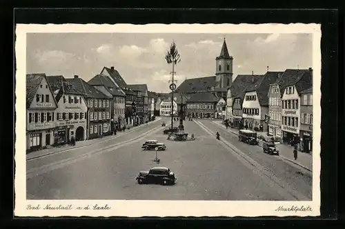 AK Bad Neustadt a. d. Saale, Geschäfte um den Marktplatz, Blick zur Kirche