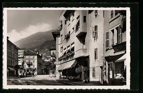 AK Monthey, Strassenpartie mit Geschäft und Apotheke