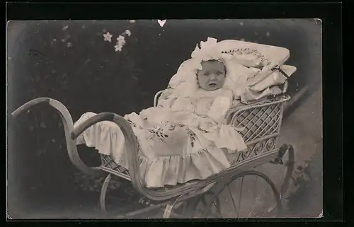 Foto-AK Kleinkind mit Haube im Kinderwagen