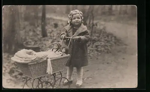 Foto-AK Kleines Mädchen fährt ihre drei Puppen spazieren
