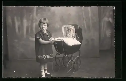 Foto-AK Kleines Mädchen mit Puppe im Kinderwagen