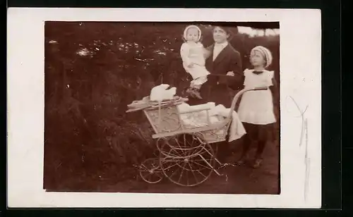 Foto-AK Mutter mit Kindern und Kinderwagen im Grünen