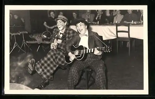 Foto-AK Weihnachtsfeier im Patentamt, Zwei Clowns mit Gitarre, 1954