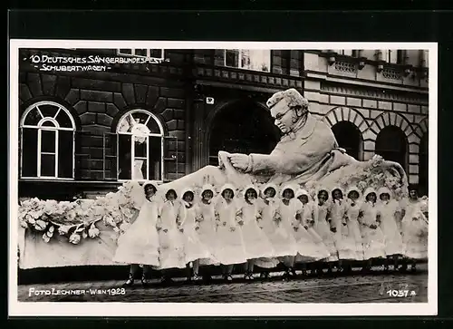 Foto-AK Wien, 10. Deutsches Sängerbundesfest 1928, Schubertwagen vor Cosmanos Textilfabriken am Franz Josefskai 51