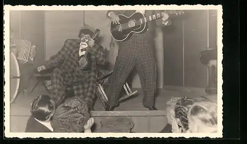 Foto-AK Zwei Clowns bei einer Nummer im Zirkus