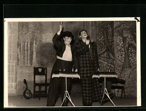 Foto-AK Zwei Clowns bei einer Nummer im Zirkus