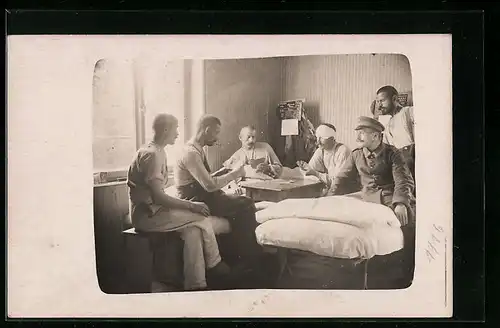 Foto-AK Verwundete Soldaten am Tisch beim Kartenspiel