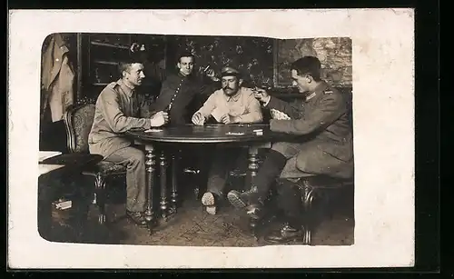 Foto-AK Vier Soldaten am Tisch beim Kartenspiel