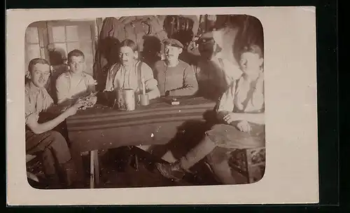 AK Fünf Soldaten am Tisch beim Kartenspiel