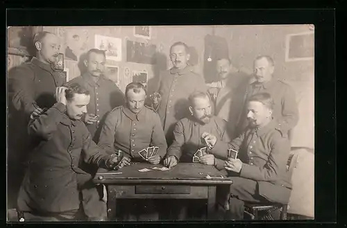 Foto-AK Soldaten in Uniform am Tisch beim Kartenspiel