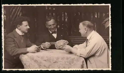 Foto-AK Drei Herren am Tisch beim Kartenspiel