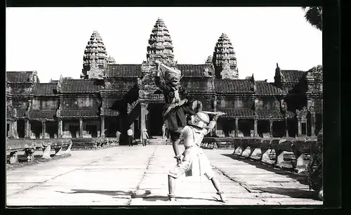 AK Siemreap-Angkor, Danse Classique Khmere sur le Pavis d`Angkor Vat