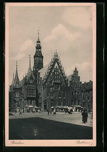 AK Breslau, Rathaus mit Strasse und Passanten