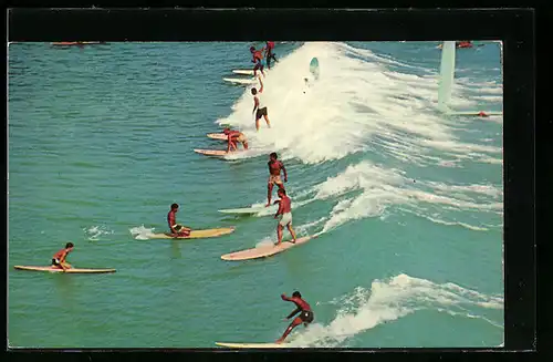AK Surfer beim Wellenreiten