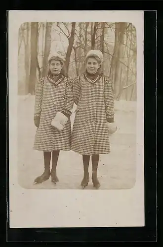 Foto-AK Zwei Mädchen in karierten Mänteln auf Schlittschuhen