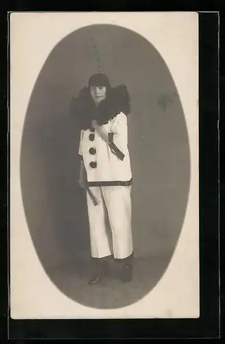 Foto-AK Junge Frau im Faschingskostüm als Harlekin