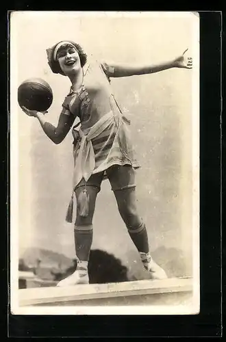 Foto-AK Sportlerin wirft einen Ball