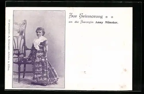 AK Liliputanerin Anny Münster vor einem Stuhl
