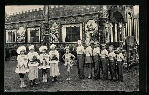 AK Berlin, Schaefers Märchenstadt Liliput, Liliputaner-Truppe in Kostümen