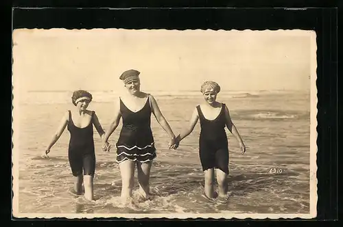 Foto-AK Mutter mit Töchtern in Badeanzügen