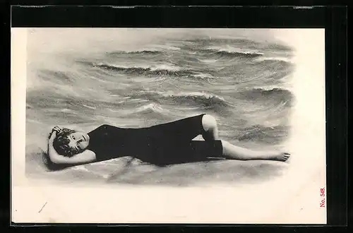 AK Schöne im Badeanzug räkelt sich am Strand