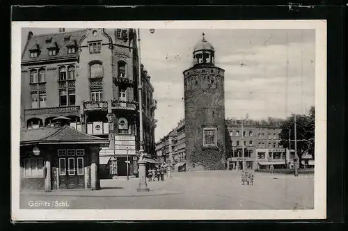 AK Görlitz /Schl., Der dicke Turm am Marienplatz mit Geschäften