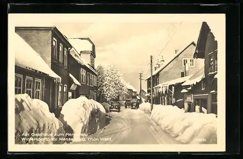 AK Masserberg /Thür. Wald, verschneite Strasse am Gasthaus zum Rennsteig