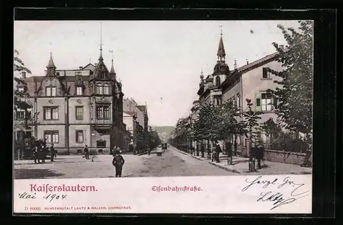 AK Kaiserslautern, Eisenbahnstrasse mit Türmchenvillen und Passanten