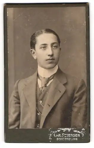 Fotografie Chr. Petersen, Sonderburg, Portrait junger Mann elegant mit Krawatte im Jackett