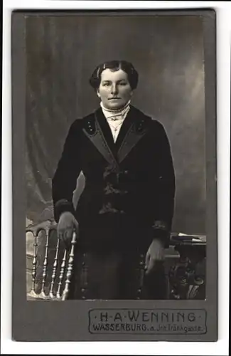 Fotografie H. A. Wenning, Wasserburg a. Inn, Tränkgasse, Portrait Frau mit handschuhen im eleganten Mantel