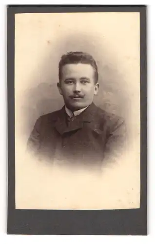 Fotografie Jos. Sutor, Landsberg a. L., Hauptplatz, Portrait charmanter junger Mann mit Schnurrbart