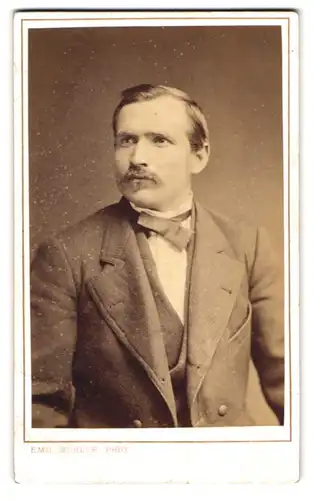 Fotografie Emil Bühler, Mannheim, Ludwigsstrasse 29, Portrait stattlicher Mann mit Schnurrbart im Jackett