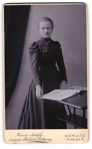 Fotografie Heusler Nachflg., Görlitz, Postplatz 4, Portrait schönes Fräulein im prachtvollen Kleid