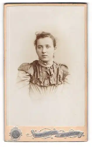 Fotografie A. Jandorf & Co., Berlin, Belle-Alliance-Str. 1, Portrait hübsche junge Frau im gerüschten Kleid