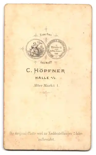 Fotografie C. Höpfner, Halle a. S., Alter Markt 1, Portrait blonder Bube mit Fliege im Jackett