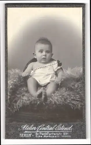 Fotografie Atelier Central Ostend, Berlin, Frankfurter Str. 89, Portrait süsses Baby auf einem Fell sitzend