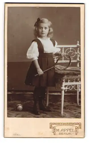 Fotografie M. Appel, Berlin, blondes Mädcjen mit Ball und Schläger