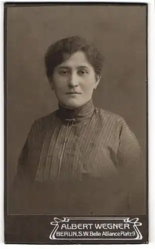 Fotografie Albert Wegner, Berlin, Belle-Alliance-Platz 9, Portrait einer elegant gekleideten Frau