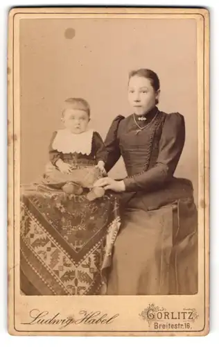 Fotografie Ludwig Habel, Görlitz, Breitestr. 16, Portrait elegant gekleidete Frau mit Kind