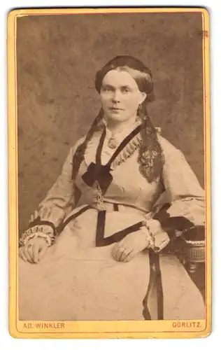 Fotografie Ad. Winkler, Görlitz, Bismarckstr. 18, Portrait hübsche Dame in besticktem Kleid